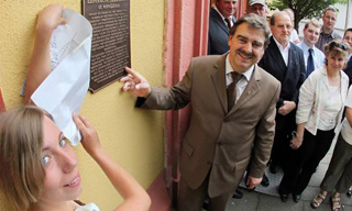 Enthüllung der Bronzetafel durch H-P.Weiler und Tina Partenheimer Enthüllung der Bronzetafel durch H-P.Weiler und Tina Partenheimer